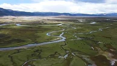 4K航拍中国西部毛垭大草原盆地河流视频的预览图